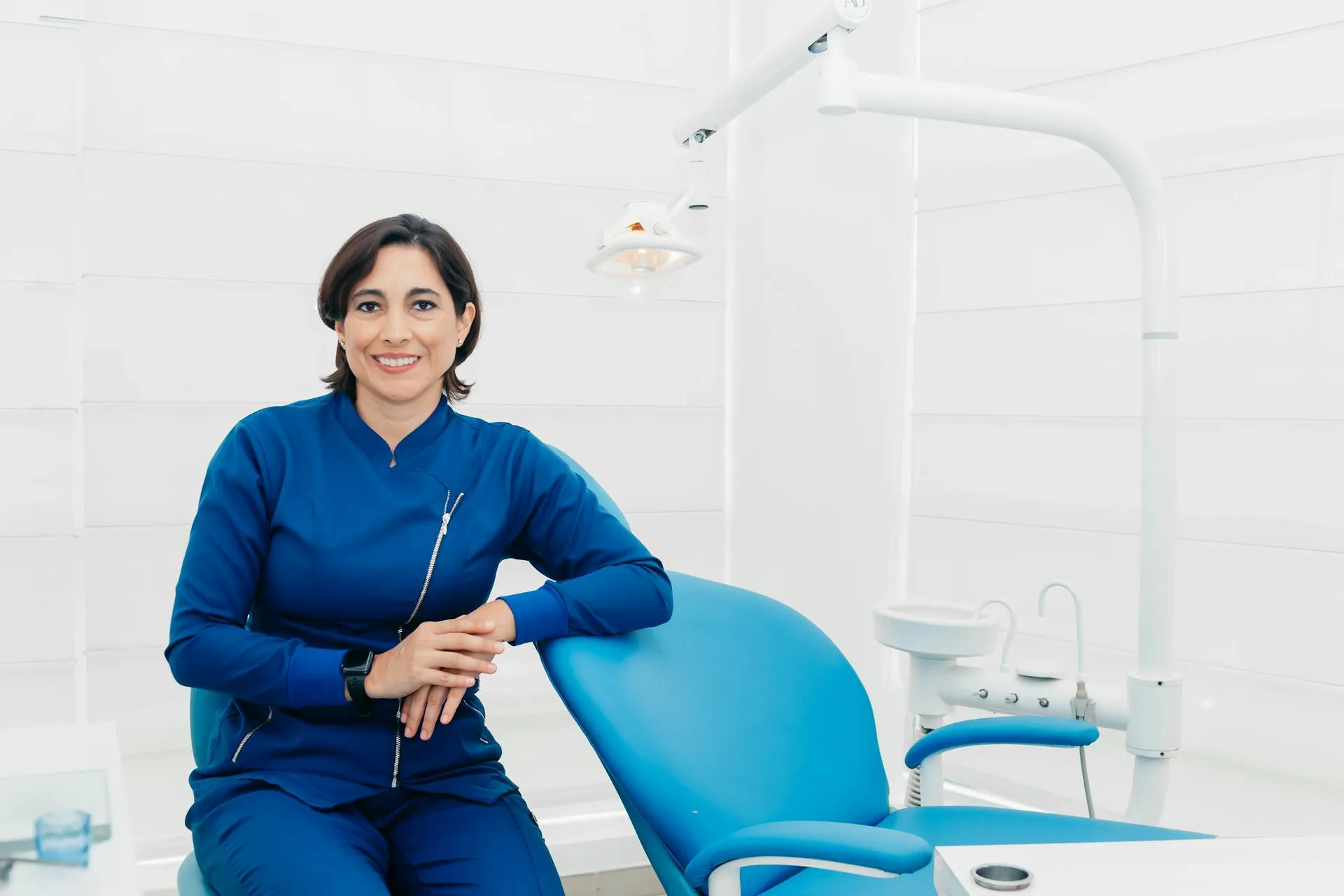 Tandlæge ved behandlingsstolen i klinikken