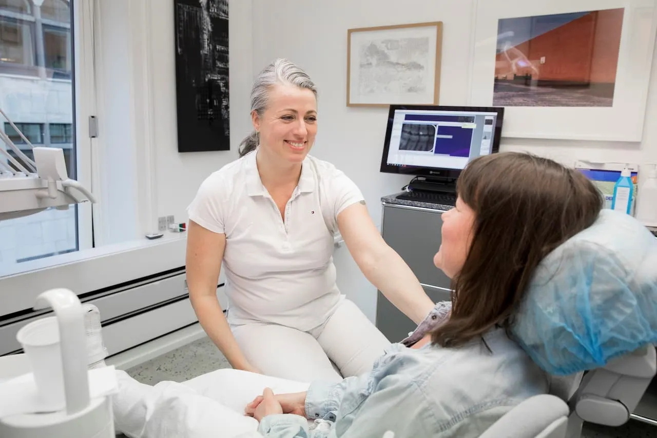 Tandlæge og patient på klinikken